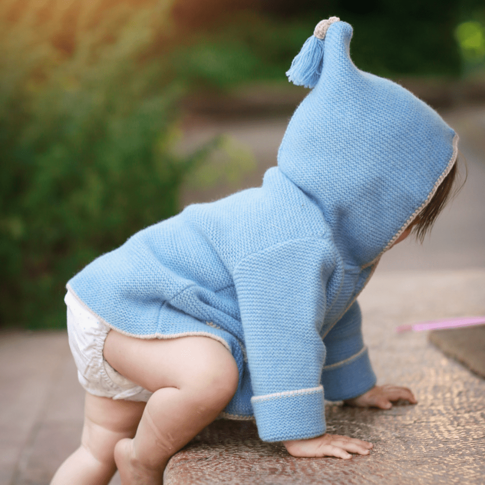 it‘s alippa_Babystrickjacke mit Kapuze und Quaste - Kinderstrickjacke