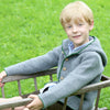 Kinderstrickjacke mit Kapuze und Quaste - it‘s alippa