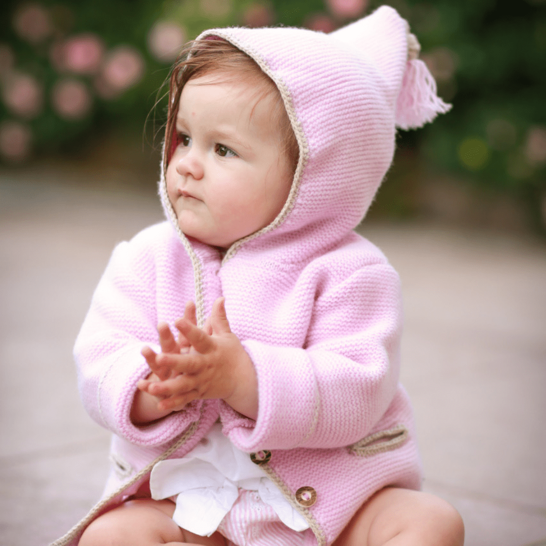 it‘s alippa_Babystrickjacke mit Kapuze und Quaste - Kinderstrickjacke