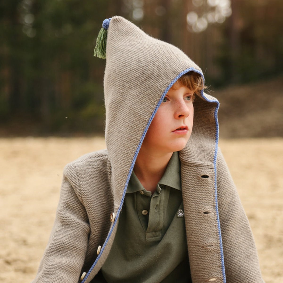 it‘s alippa_Kinderstrickjacke mit Kapuze und Quaste - Kinderstrickjacke