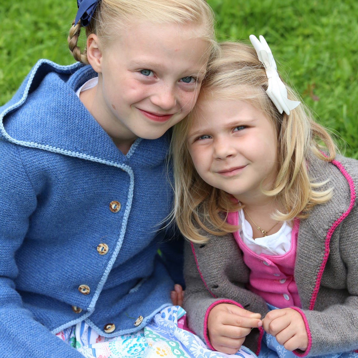 it‘s alippa_SALE Kinderstrickjacke mit Kapuze und Quaste - Kinderstrickjacke